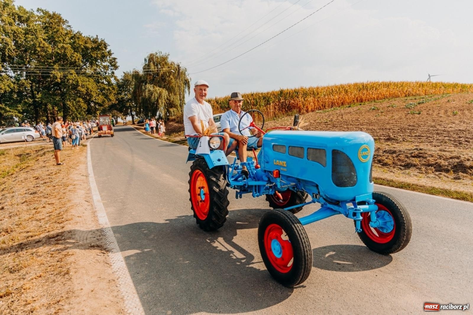 Zdjęcie w galerii na portalu naszraciborz.pl: Podróż w przeszłość mechanizacji rolnictwa. Dożynki sołecko-parafialne w Gamowie wiadomości z regionu