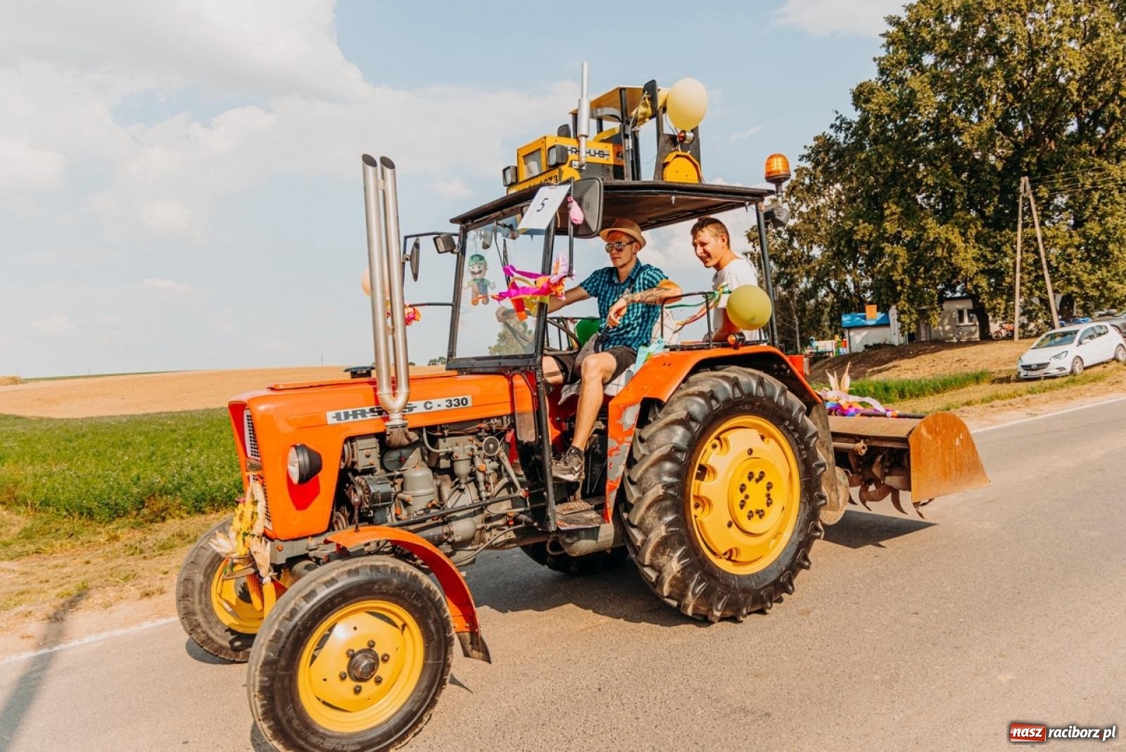Zdjęcie w galerii na portalu naszraciborz.pl: Podróż w przeszłość mechanizacji rolnictwa. Dożynki sołecko-parafialne w Gamowie wiadomości z regionu