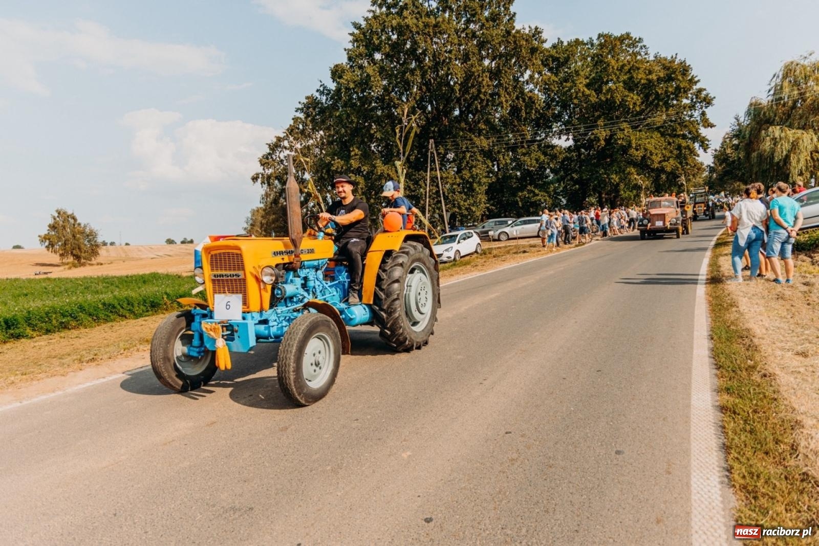 Zdjęcie w galerii na portalu naszraciborz.pl: Podróż w przeszłość mechanizacji rolnictwa. Dożynki sołecko-parafialne w Gamowie wiadomości z regionu