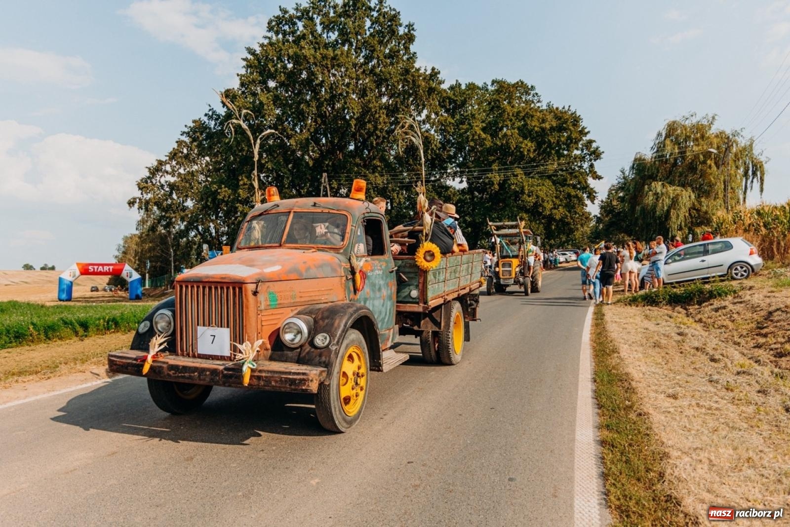 Zdjęcie w galerii na portalu naszraciborz.pl: Podróż w przeszłość mechanizacji rolnictwa. Dożynki sołecko-parafialne w Gamowie wiadomości z regionu