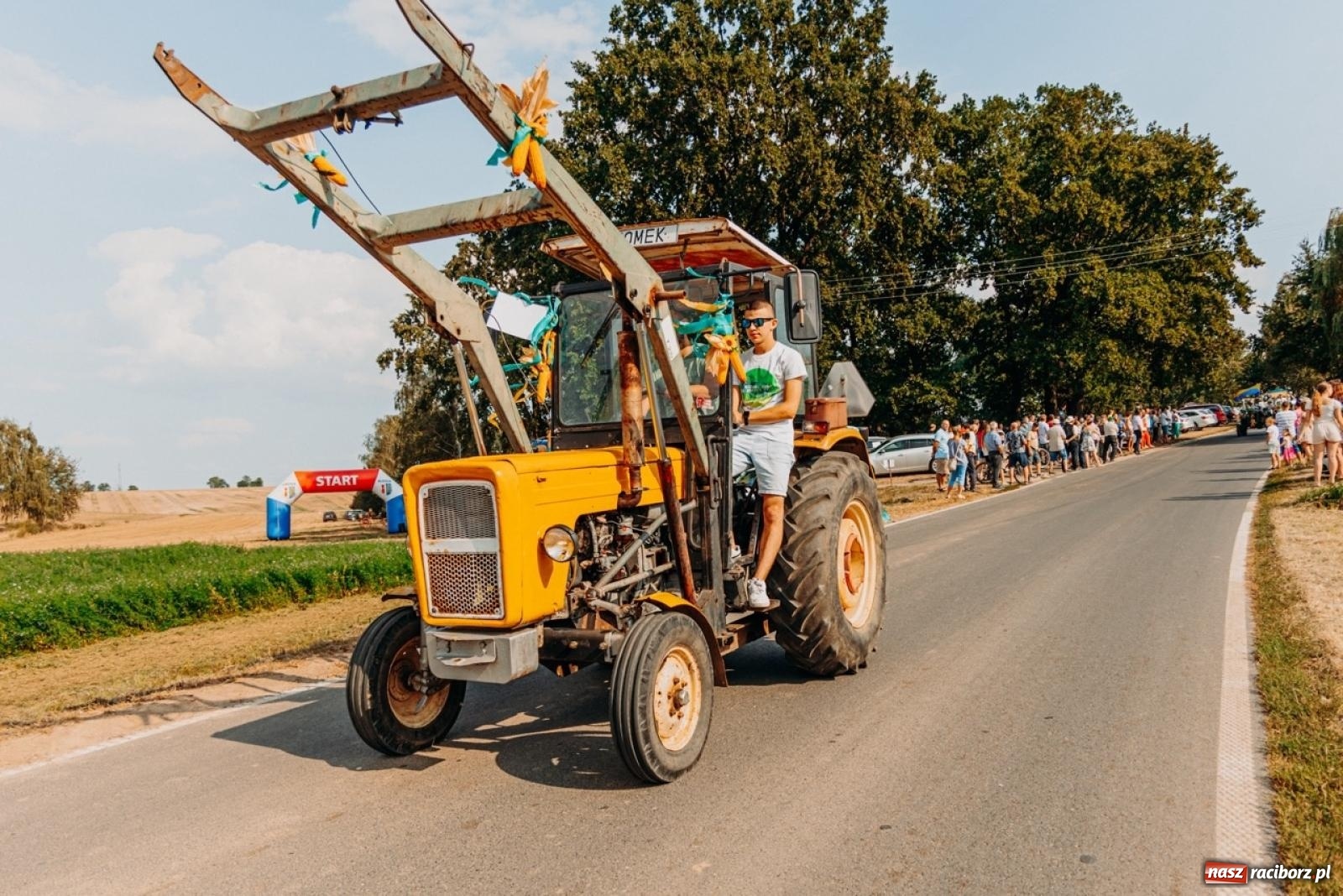 Zdjęcie w galerii na portalu naszraciborz.pl: Podróż w przeszłość mechanizacji rolnictwa. Dożynki sołecko-parafialne w Gamowie wiadomości z regionu