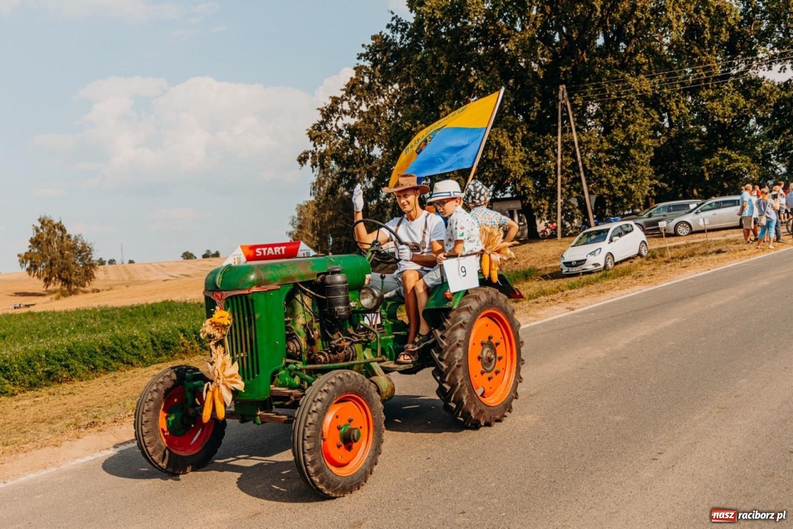 Zdjęcie w galerii na portalu naszraciborz.pl: Podróż w przeszłość mechanizacji rolnictwa. Dożynki sołecko-parafialne w Gamowie wiadomości z regionu