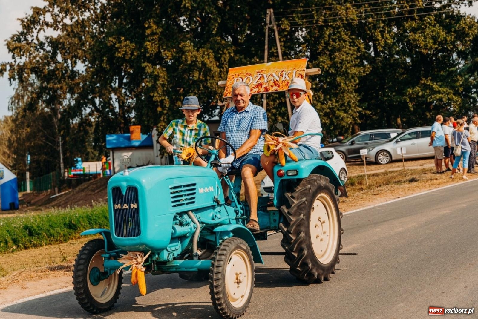 Zdjęcie w galerii na portalu naszraciborz.pl: Podróż w przeszłość mechanizacji rolnictwa. Dożynki sołecko-parafialne w Gamowie wiadomości z regionu