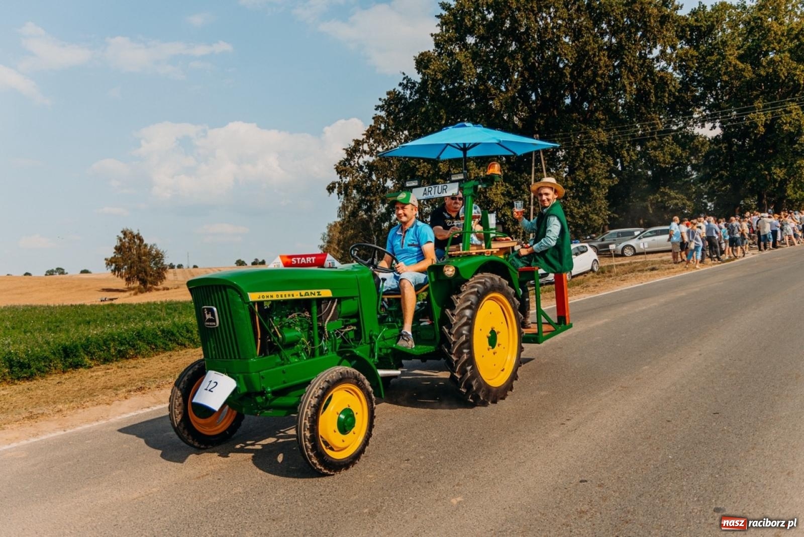 Zdjęcie w galerii na portalu naszraciborz.pl: Podróż w przeszłość mechanizacji rolnictwa. Dożynki sołecko-parafialne w Gamowie wiadomości z regionu