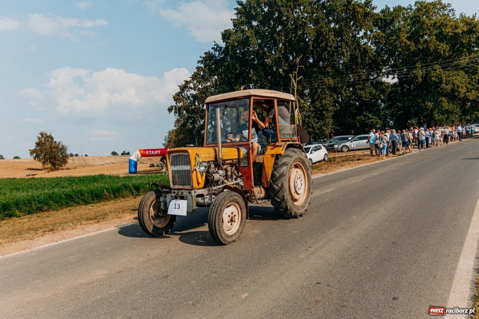 Zdjęcie w galerii na portalu naszraciborz.pl: Podróż w przeszłość mechanizacji rolnictwa. Dożynki sołecko-parafialne w Gamowie wiadomości z regionu