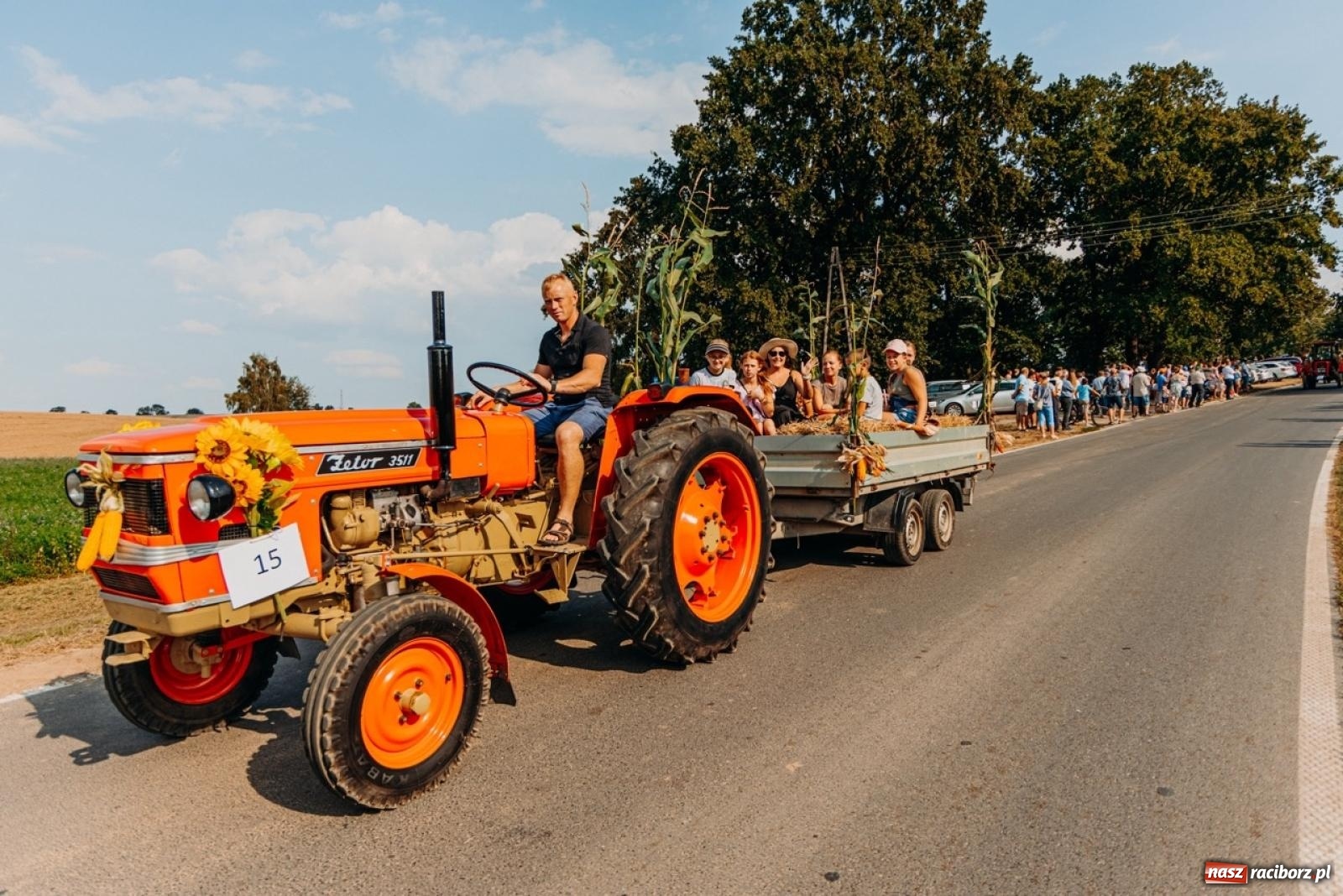 Zdjęcie w galerii na portalu naszraciborz.pl: Podróż w przeszłość mechanizacji rolnictwa. Dożynki sołecko-parafialne w Gamowie wiadomości z regionu