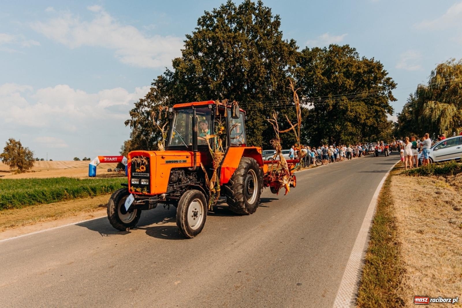 Zdjęcie w galerii na portalu naszraciborz.pl: Podróż w przeszłość mechanizacji rolnictwa. Dożynki sołecko-parafialne w Gamowie wiadomości z regionu