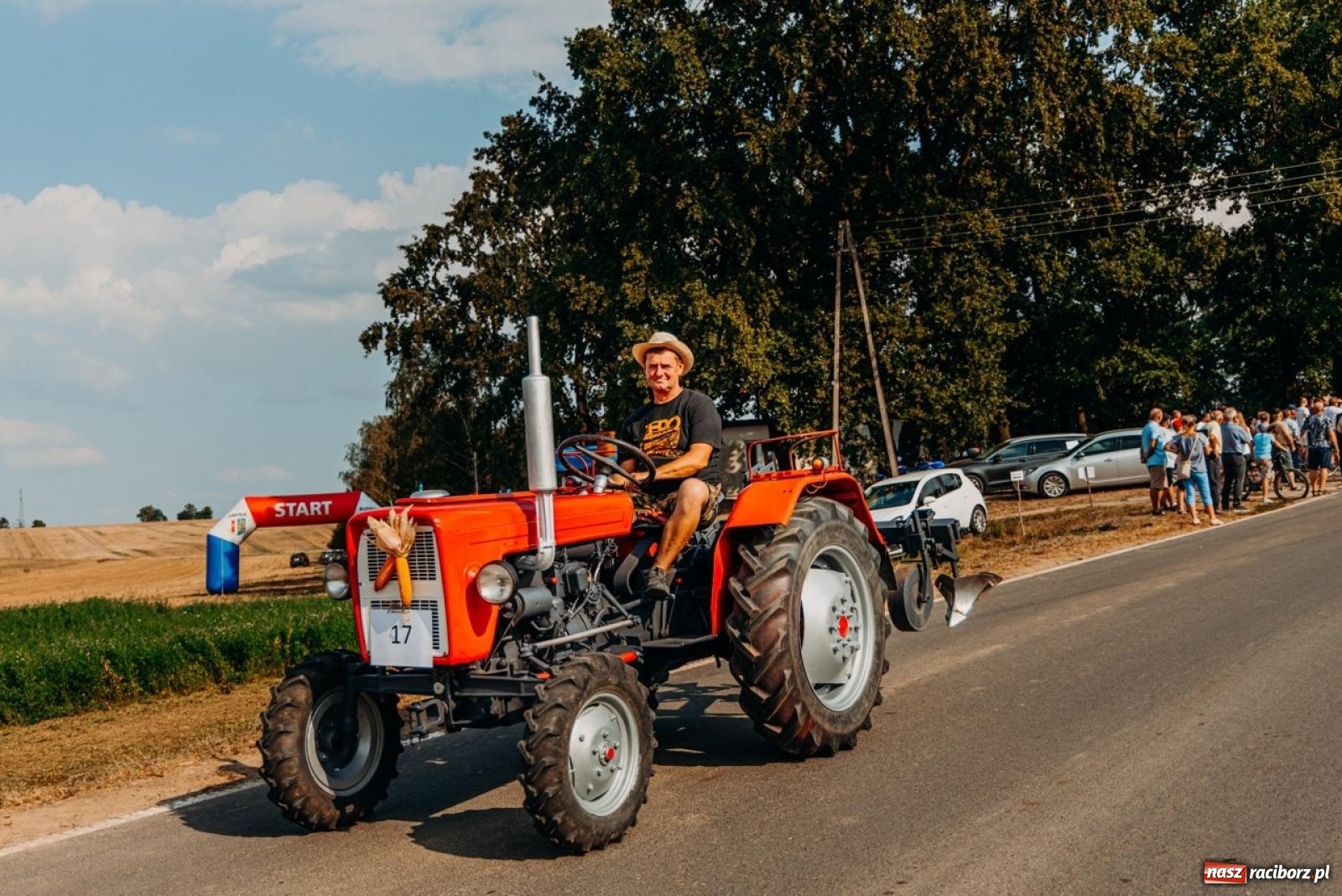 Zdjęcie w galerii na portalu naszraciborz.pl: Podróż w przeszłość mechanizacji rolnictwa. Dożynki sołecko-parafialne w Gamowie wiadomości z regionu