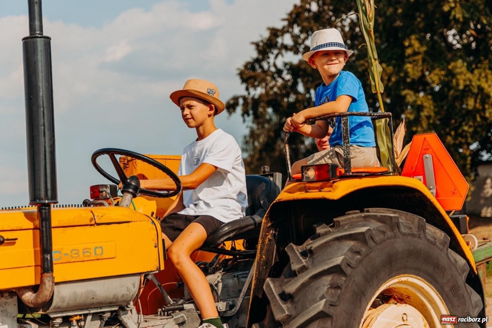 Zdjęcie w galerii na portalu naszraciborz.pl: Podróż w przeszłość mechanizacji rolnictwa. Dożynki sołecko-parafialne w Gamowie wiadomości z regionu