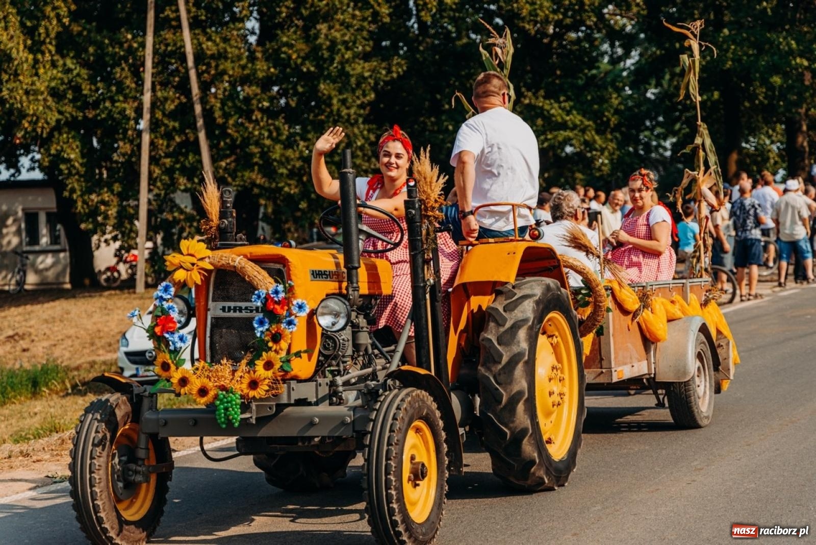 Zdjęcie w galerii na portalu naszraciborz.pl: Podróż w przeszłość mechanizacji rolnictwa. Dożynki sołecko-parafialne w Gamowie wiadomości z regionu