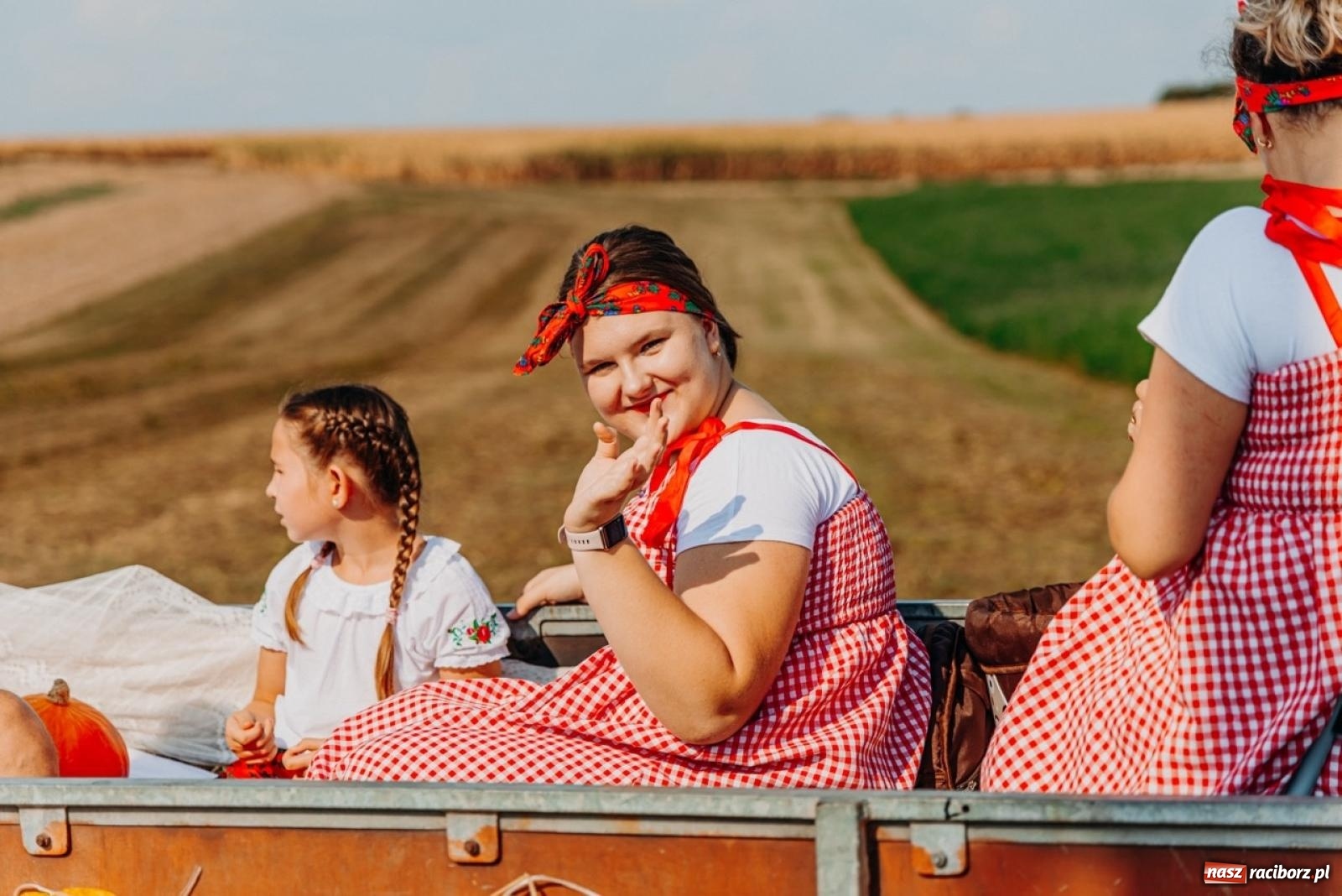 Zdjęcie w galerii na portalu naszraciborz.pl: Podróż w przeszłość mechanizacji rolnictwa. Dożynki sołecko-parafialne w Gamowie wiadomości z regionu