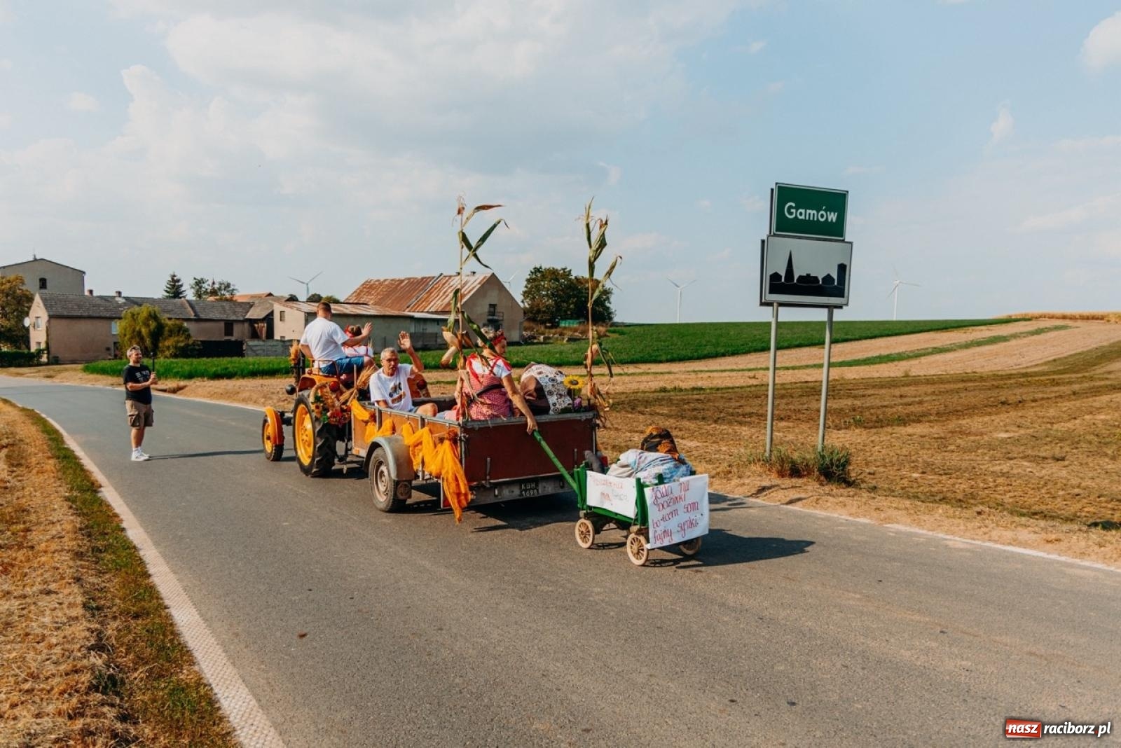 Zdjęcie w galerii na portalu naszraciborz.pl: Podróż w przeszłość mechanizacji rolnictwa. Dożynki sołecko-parafialne w Gamowie wiadomości z regionu