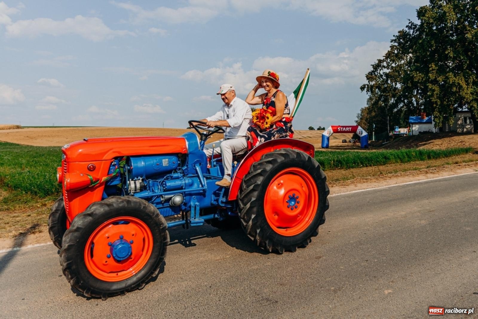 Zdjęcie w galerii na portalu naszraciborz.pl: Podróż w przeszłość mechanizacji rolnictwa. Dożynki sołecko-parafialne w Gamowie wiadomości z regionu