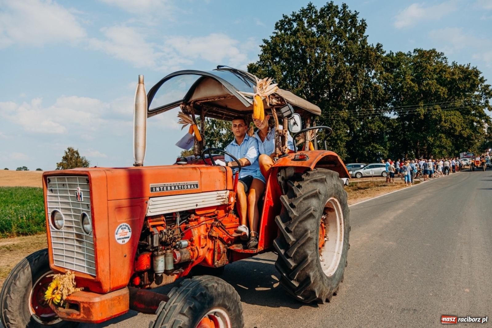 Zdjęcie w galerii na portalu naszraciborz.pl: Podróż w przeszłość mechanizacji rolnictwa. Dożynki sołecko-parafialne w Gamowie wiadomości z regionu