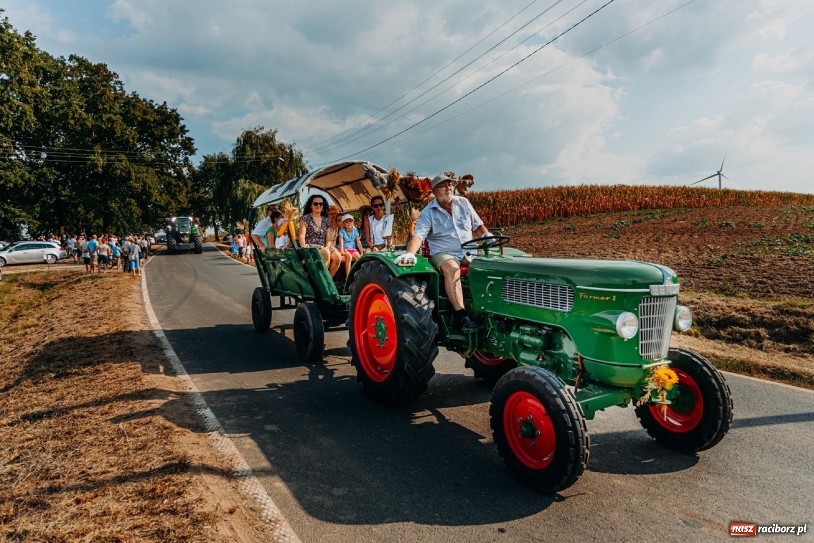 Zdjęcie w galerii na portalu naszraciborz.pl: Podróż w przeszłość mechanizacji rolnictwa. Dożynki sołecko-parafialne w Gamowie wiadomości z regionu