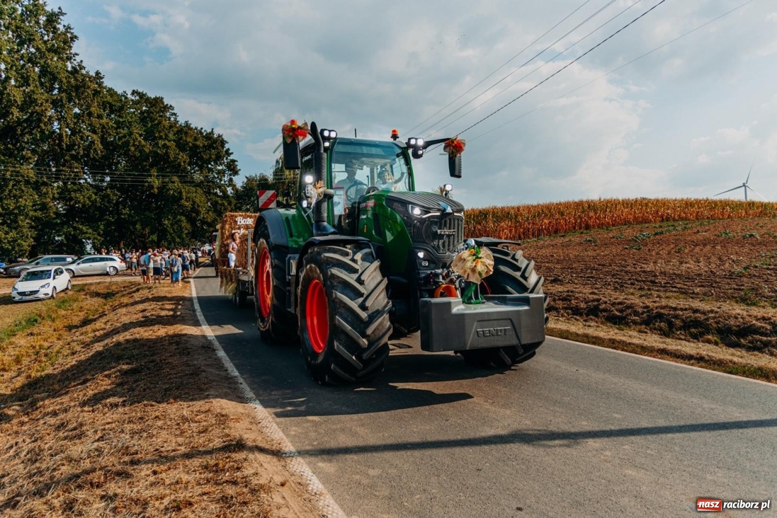 Zdjęcie w galerii na portalu naszraciborz.pl: Podróż w przeszłość mechanizacji rolnictwa. Dożynki sołecko-parafialne w Gamowie wiadomości z regionu