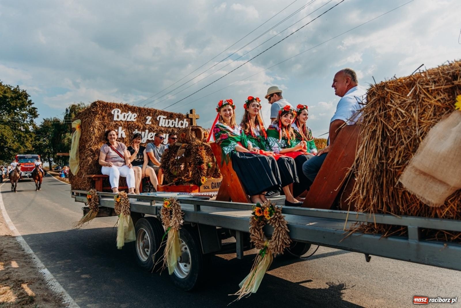 Zdjęcie w galerii na portalu naszraciborz.pl: Podróż w przeszłość mechanizacji rolnictwa. Dożynki sołecko-parafialne w Gamowie wiadomości z regionu