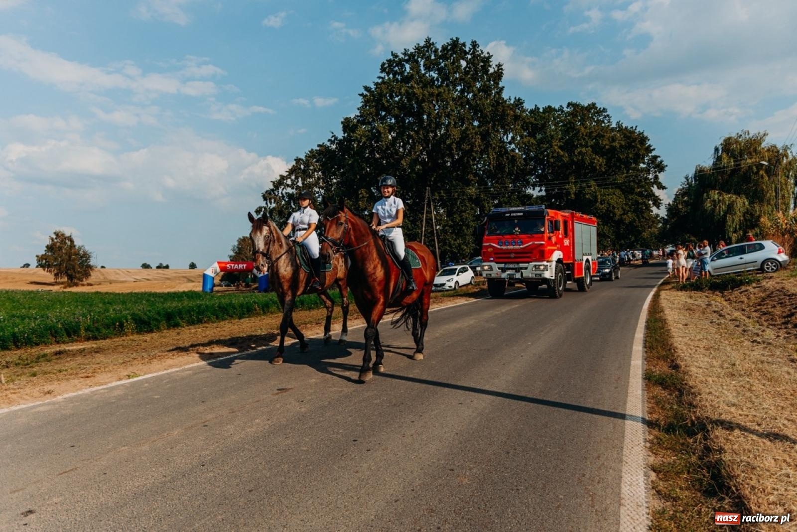 Zdjęcie w galerii na portalu naszraciborz.pl: Podróż w przeszłość mechanizacji rolnictwa. Dożynki sołecko-parafialne w Gamowie wiadomości z regionu
