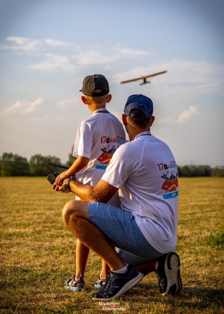 Zdjęcie w galerii na portalu naszraciborz.pl: Raciborskie air show hitem weekendu. Tłumy nad Ulgą wiadomości z regionu