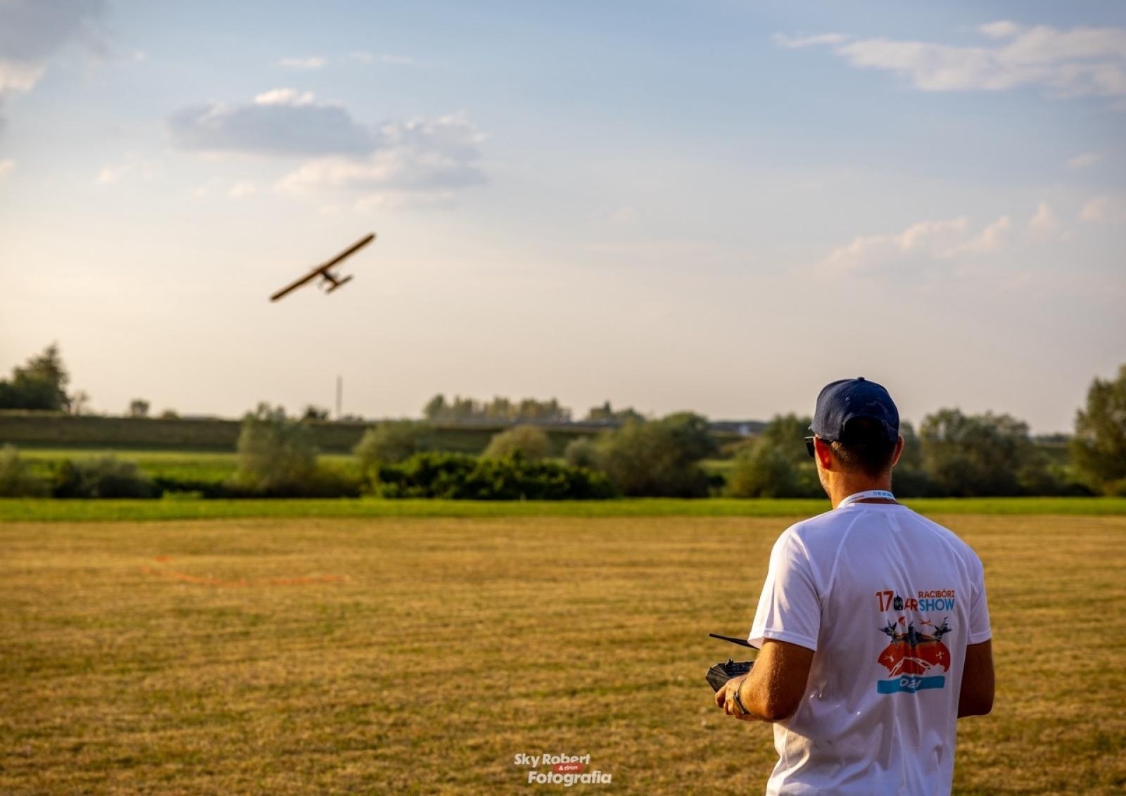 Zdjęcie w galerii na portalu naszraciborz.pl: Raciborskie air show hitem weekendu. Tłumy nad Ulgą wiadomości z regionu