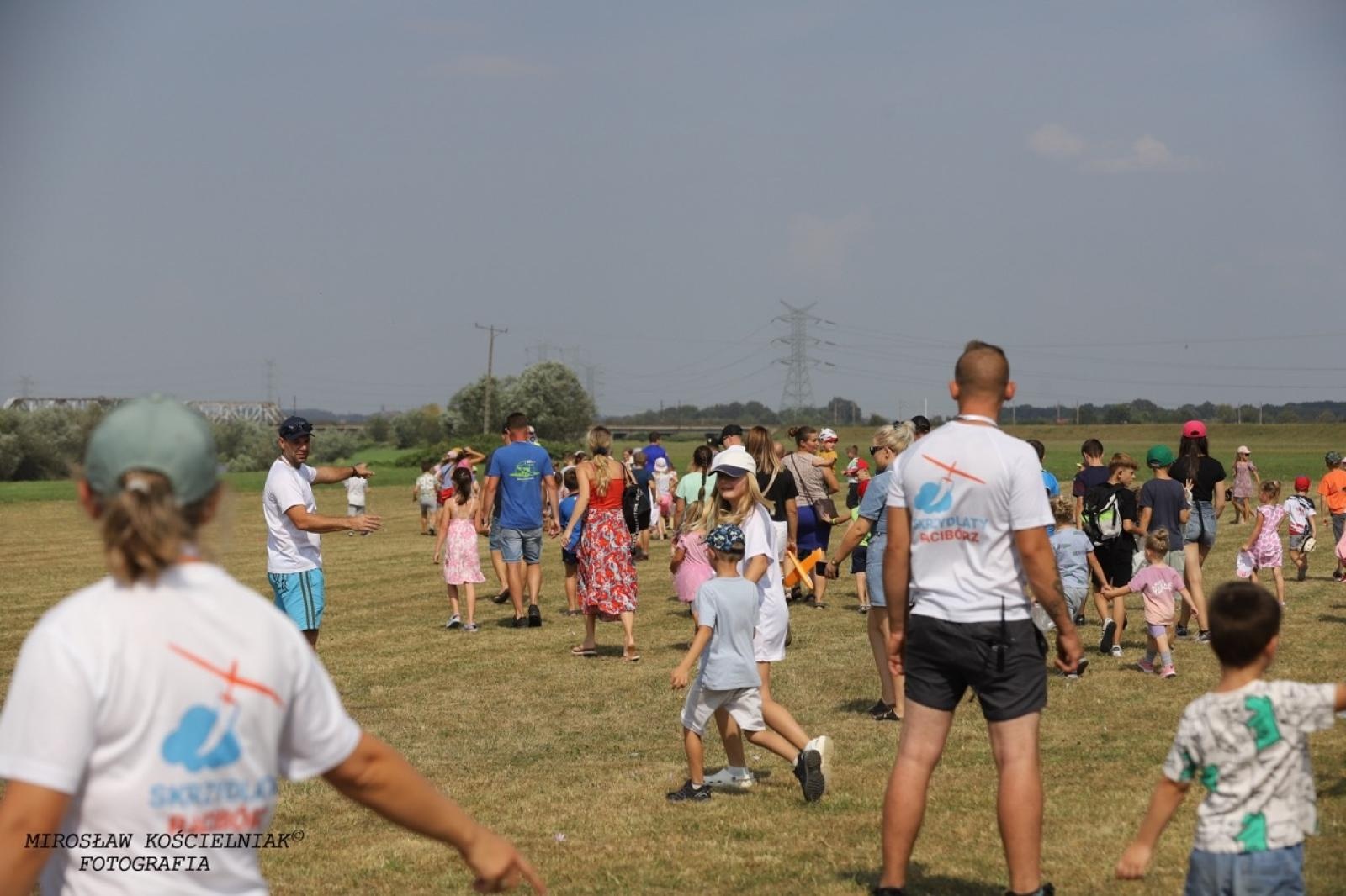Zdjęcie w galerii na portalu naszraciborz.pl: Raciborskie air show hitem weekendu. Tłumy nad Ulgą wiadomości z regionu