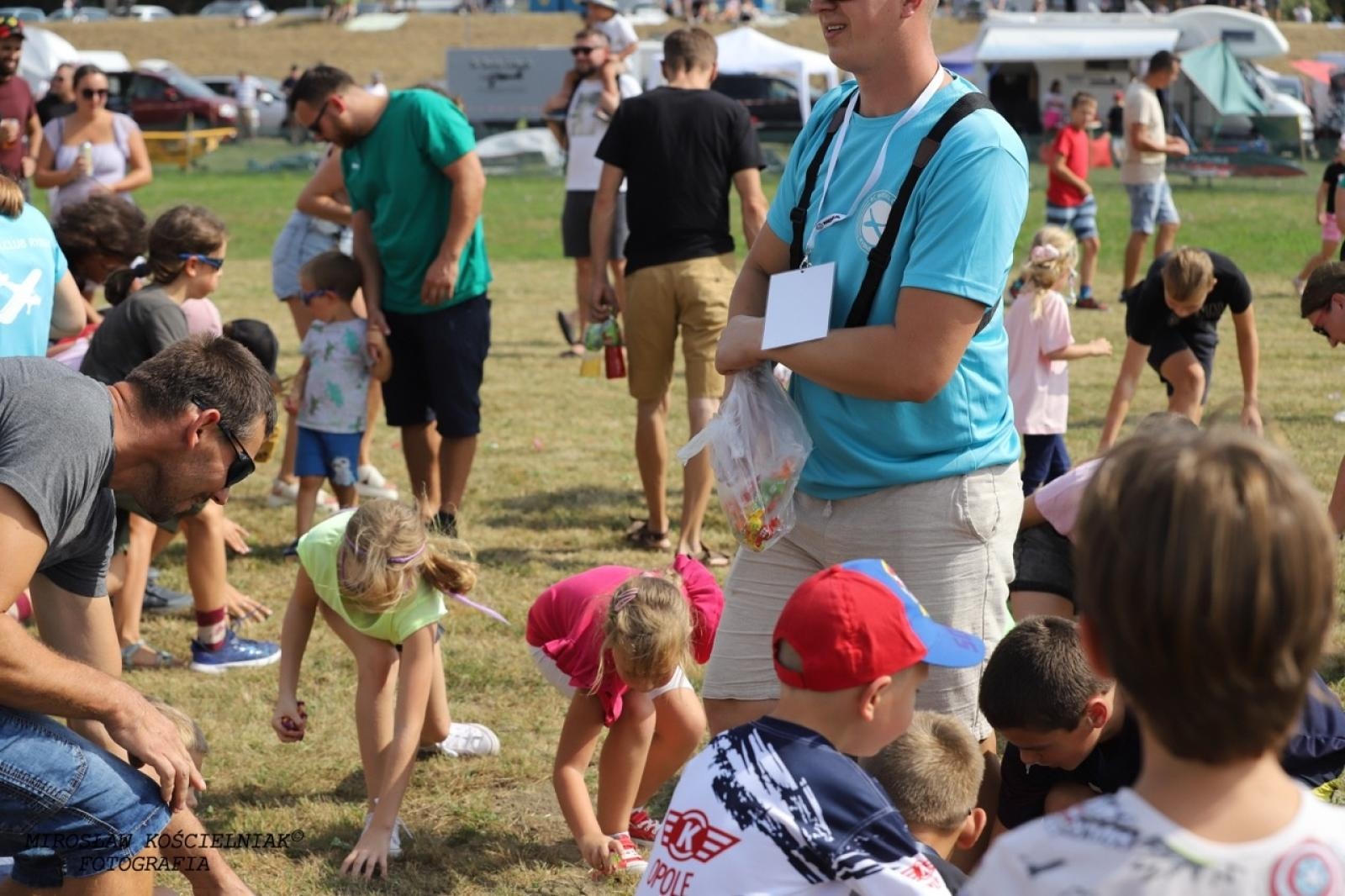 Zdjęcie w galerii na portalu naszraciborz.pl: Raciborskie air show hitem weekendu. Tłumy nad Ulgą wiadomości z regionu
