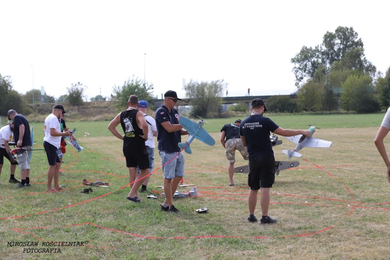 Zdjęcie w galerii na portalu naszraciborz.pl: Raciborskie air show hitem weekendu. Tłumy nad Ulgą wiadomości z regionu