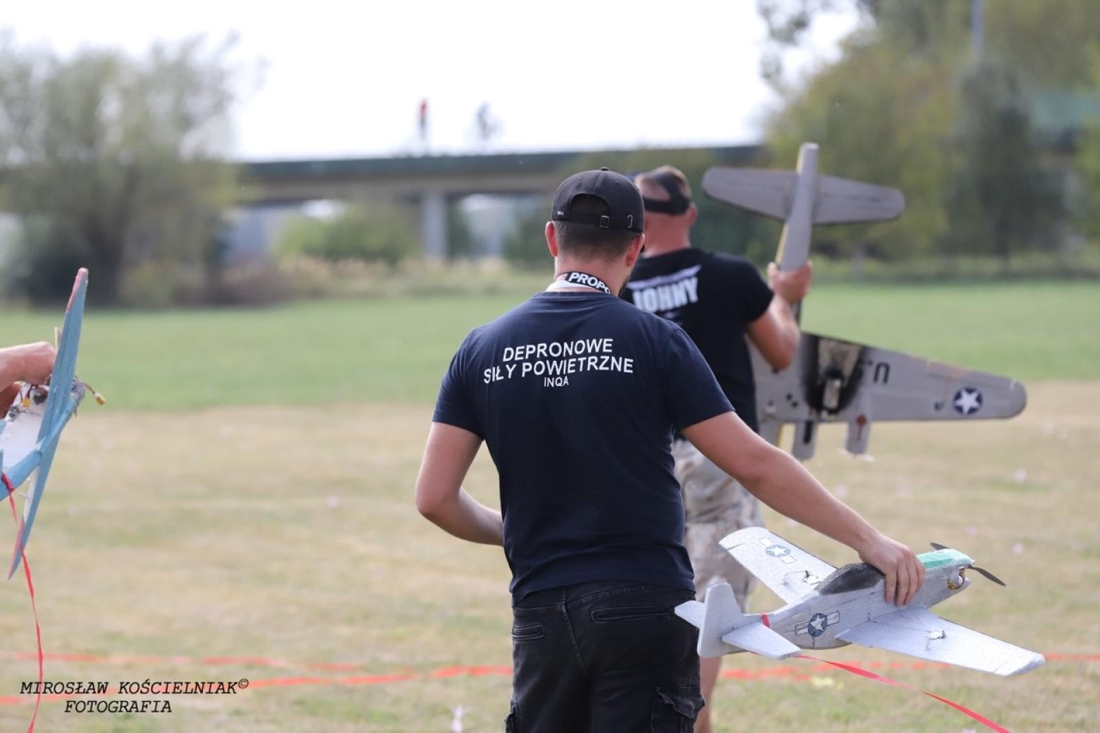 Zdjęcie w galerii na portalu naszraciborz.pl: Raciborskie air show hitem weekendu. Tłumy nad Ulgą wiadomości z regionu