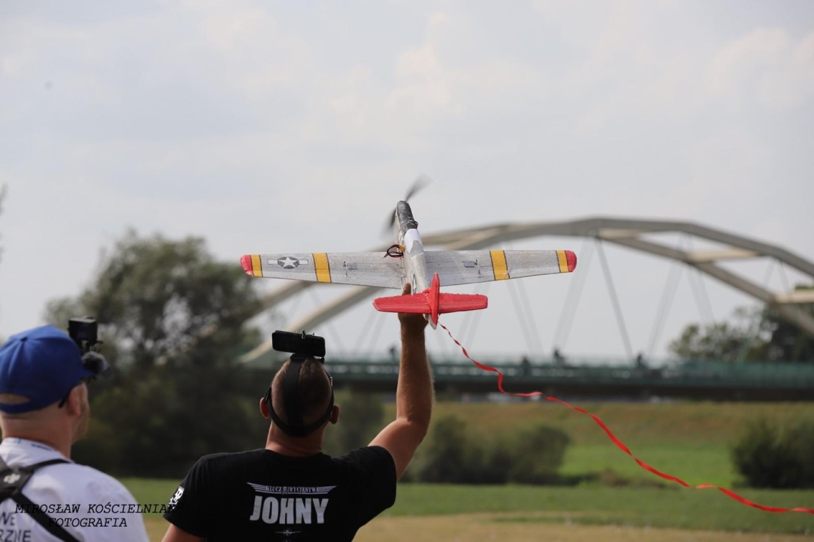 Zdjęcie w galerii na portalu naszraciborz.pl: Raciborskie air show hitem weekendu. Tłumy nad Ulgą wiadomości z regionu