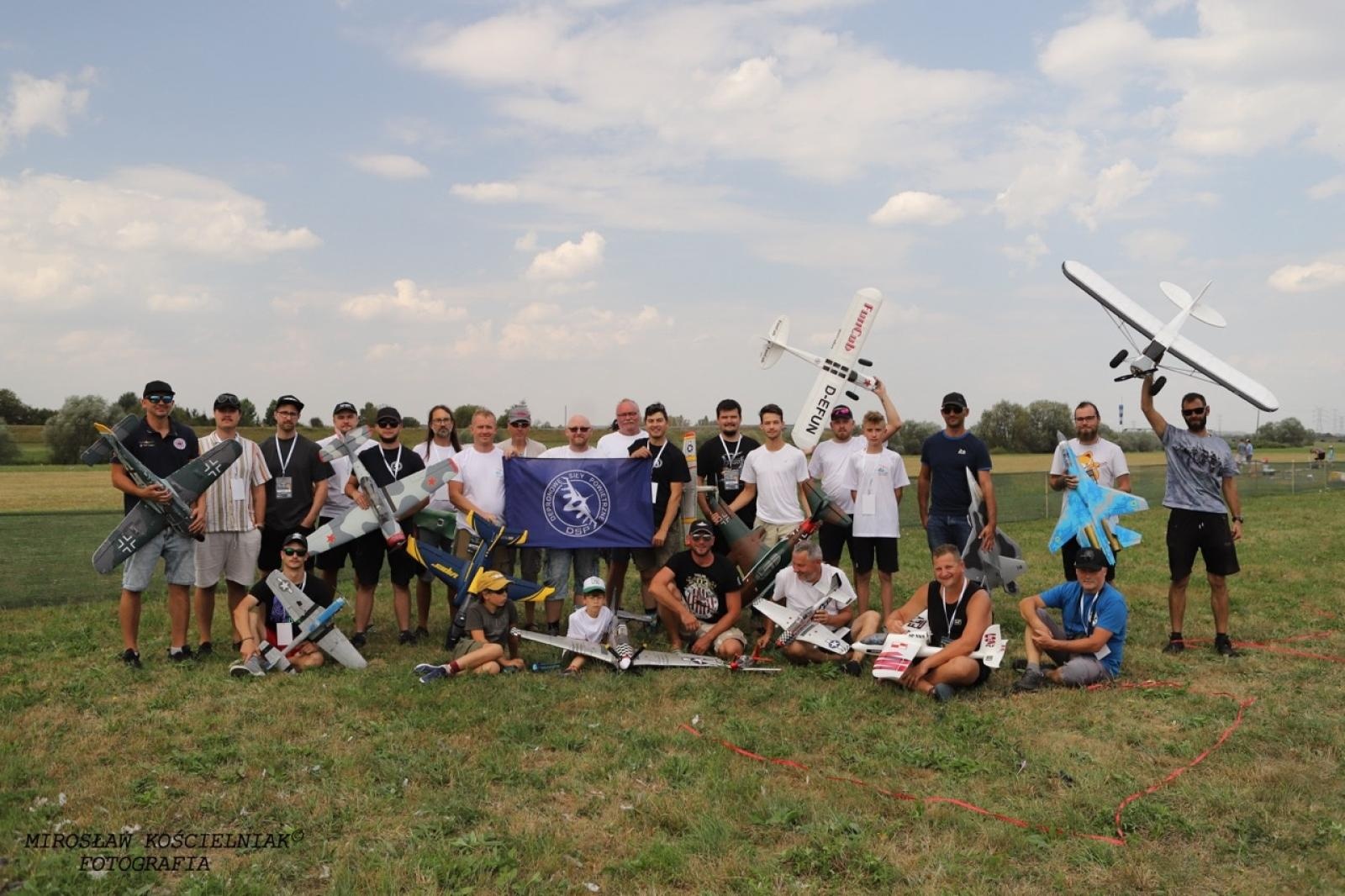Zdjęcie w galerii na portalu naszraciborz.pl: Raciborskie air show hitem weekendu. Tłumy nad Ulgą wiadomości z regionu