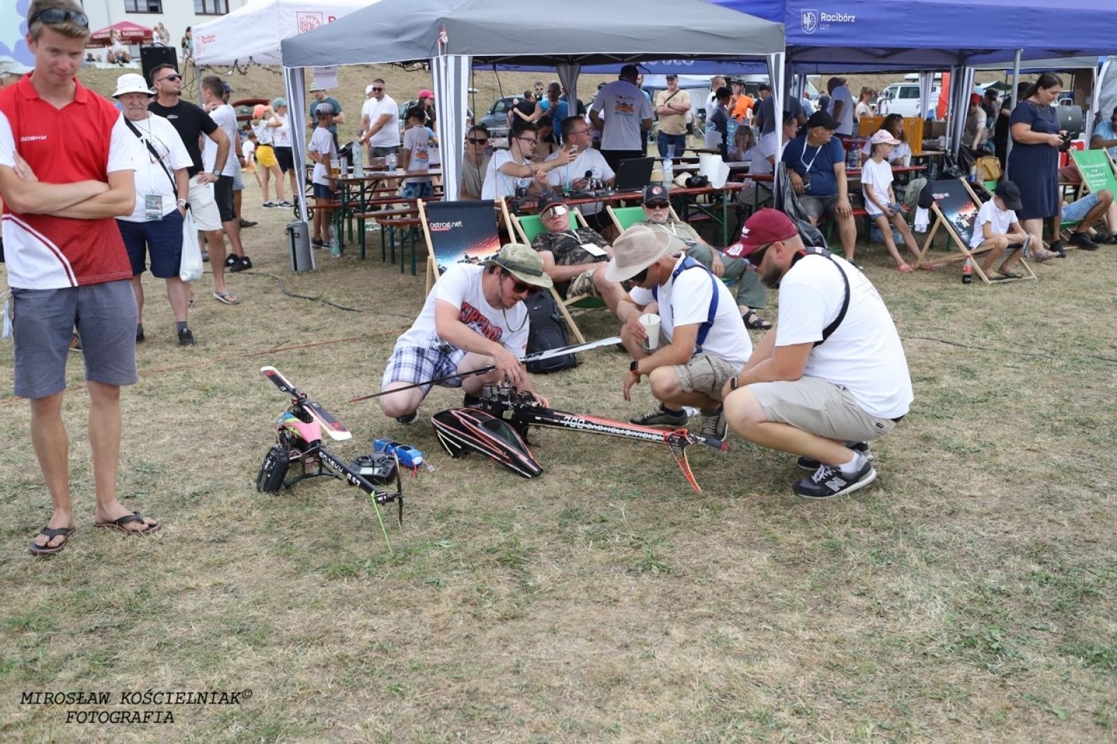 Zdjęcie w galerii na portalu naszraciborz.pl: Raciborskie air show hitem weekendu. Tłumy nad Ulgą wiadomości z regionu