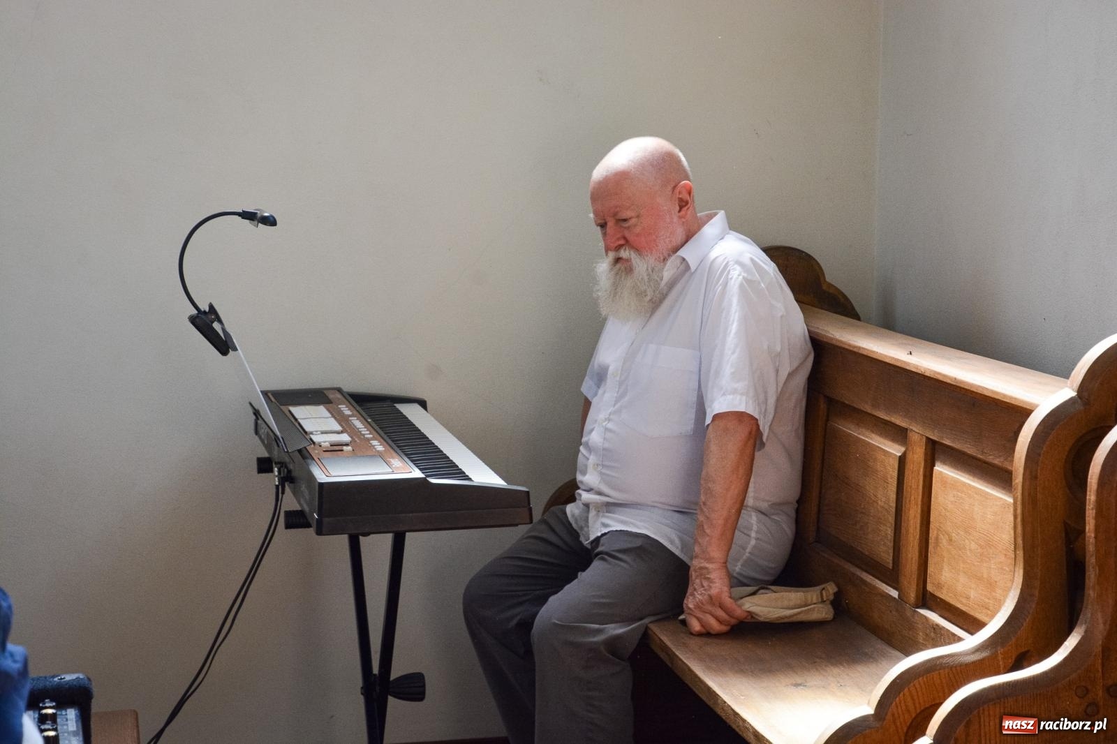 Zdjęcie w galerii na portalu naszraciborz.pl: Języka nie trzeba strzec ani hołubić - trzeba go po prostu lubić. Profesor Bralczyk w Raciborzu wiadomości z regionu