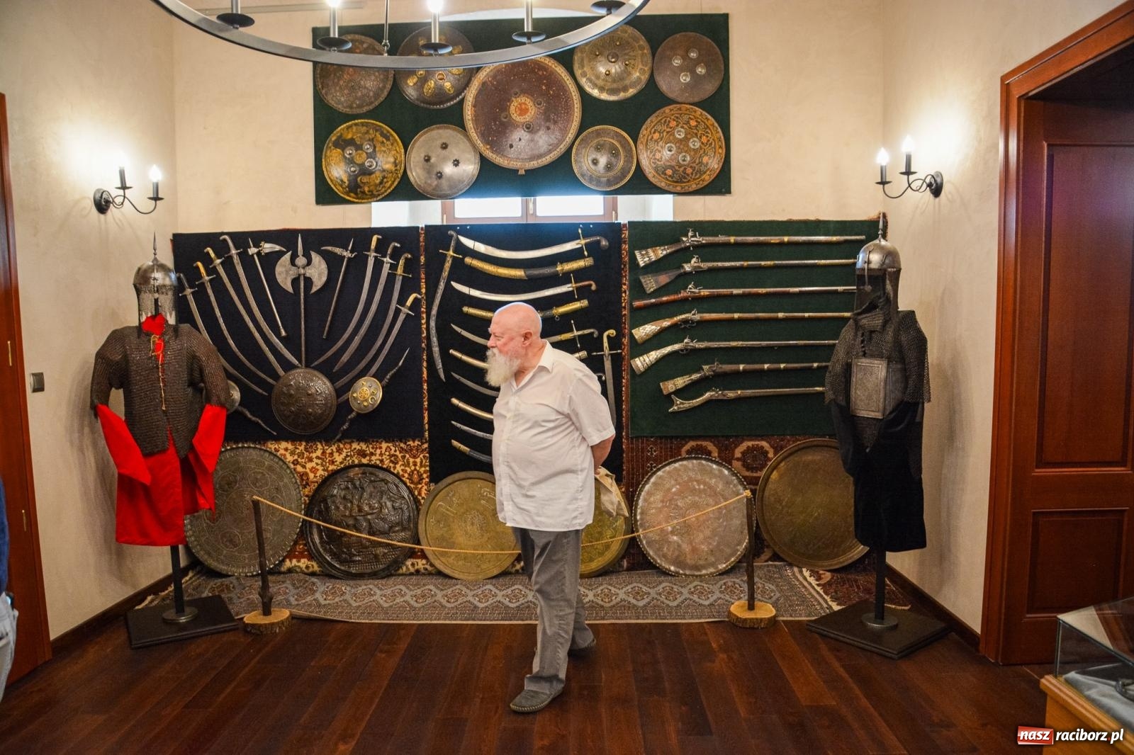 Zdjęcie w galerii na portalu naszraciborz.pl: Języka nie trzeba strzec ani hołubić - trzeba go po prostu lubić. Profesor Bralczyk w Raciborzu wiadomości z regionu