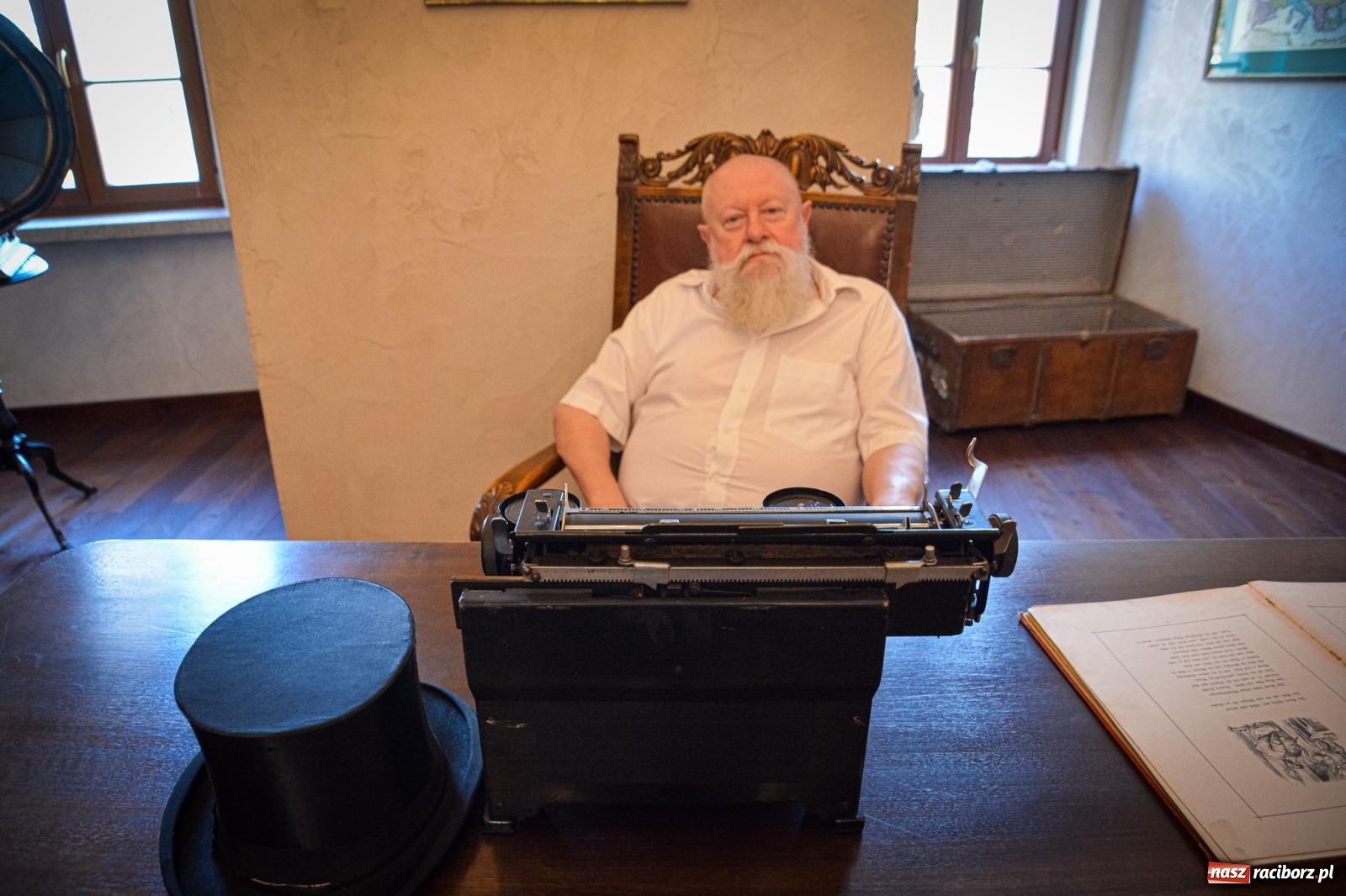 Zdjęcie w galerii na portalu naszraciborz.pl: Języka nie trzeba strzec ani hołubić - trzeba go po prostu lubić. Profesor Bralczyk w Raciborzu wiadomości z regionu