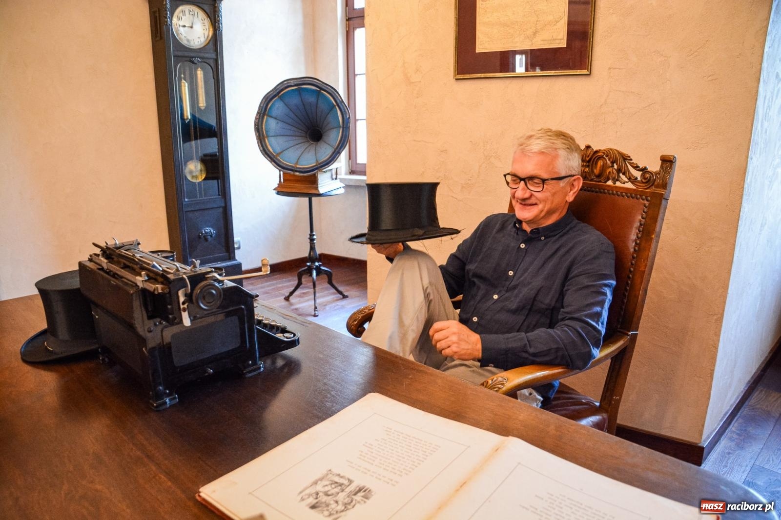 Zdjęcie w galerii na portalu naszraciborz.pl: Języka nie trzeba strzec ani hołubić - trzeba go po prostu lubić. Profesor Bralczyk w Raciborzu wiadomości z regionu