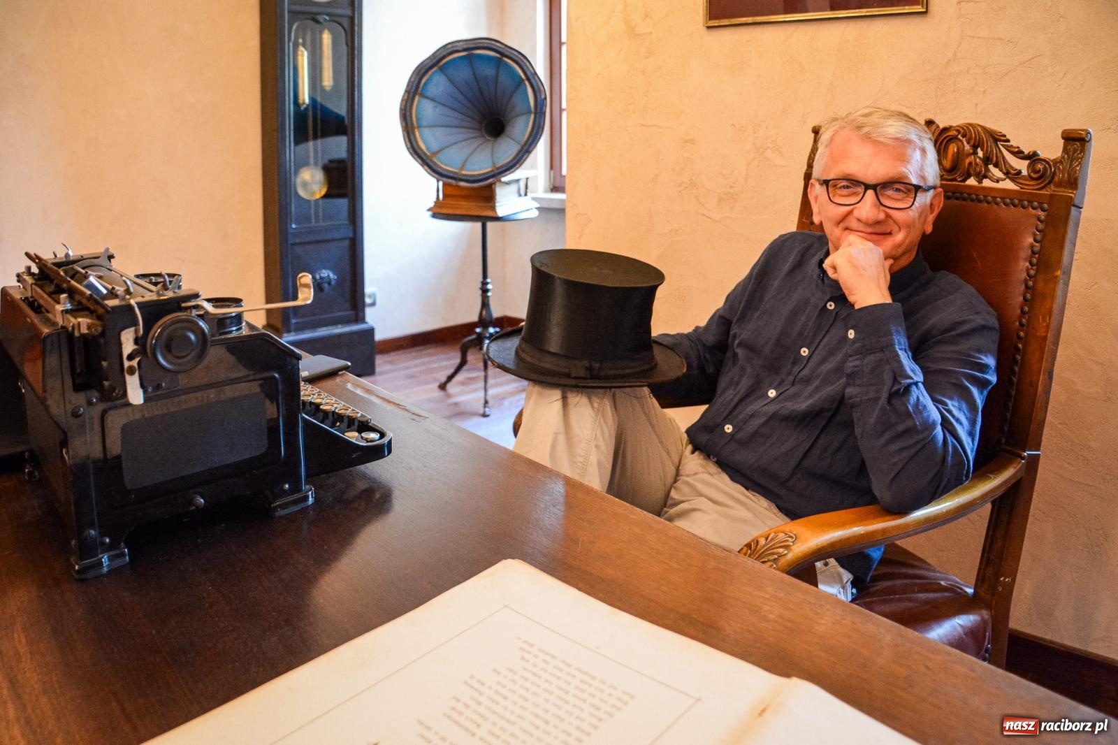 Zdjęcie w galerii na portalu naszraciborz.pl: Języka nie trzeba strzec ani hołubić - trzeba go po prostu lubić. Profesor Bralczyk w Raciborzu wiadomości z regionu