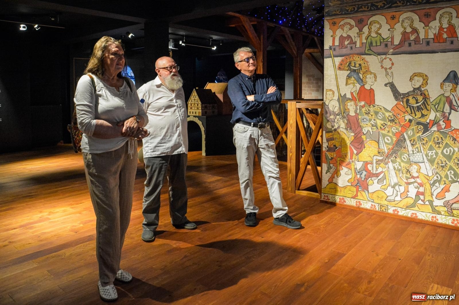 Zdjęcie w galerii na portalu naszraciborz.pl: Języka nie trzeba strzec ani hołubić - trzeba go po prostu lubić. Profesor Bralczyk w Raciborzu wiadomości z regionu