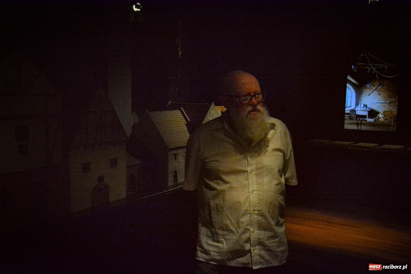 Zdjęcie w galerii na portalu naszraciborz.pl: Języka nie trzeba strzec ani hołubić - trzeba go po prostu lubić. Profesor Bralczyk w Raciborzu wiadomości z regionu