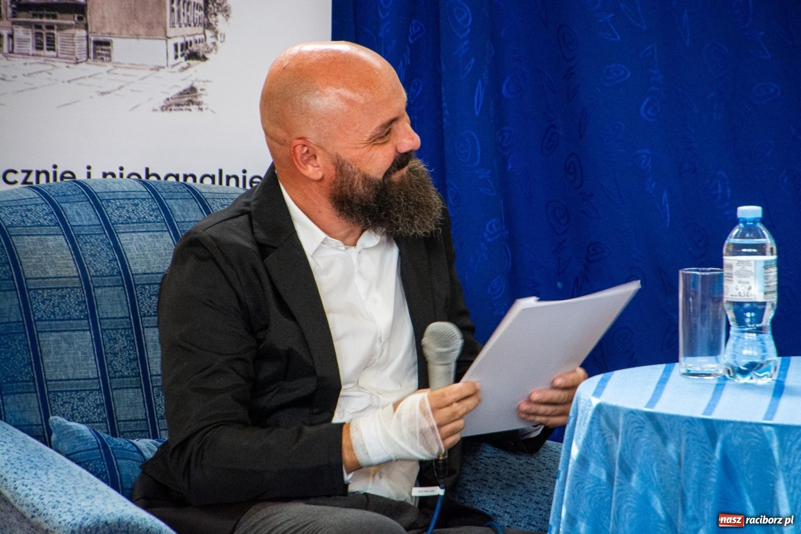 Zdjęcie w galerii na portalu naszraciborz.pl: Języka nie trzeba strzec ani hołubić - trzeba go po prostu lubić. Profesor Bralczyk w Raciborzu wiadomości z regionu