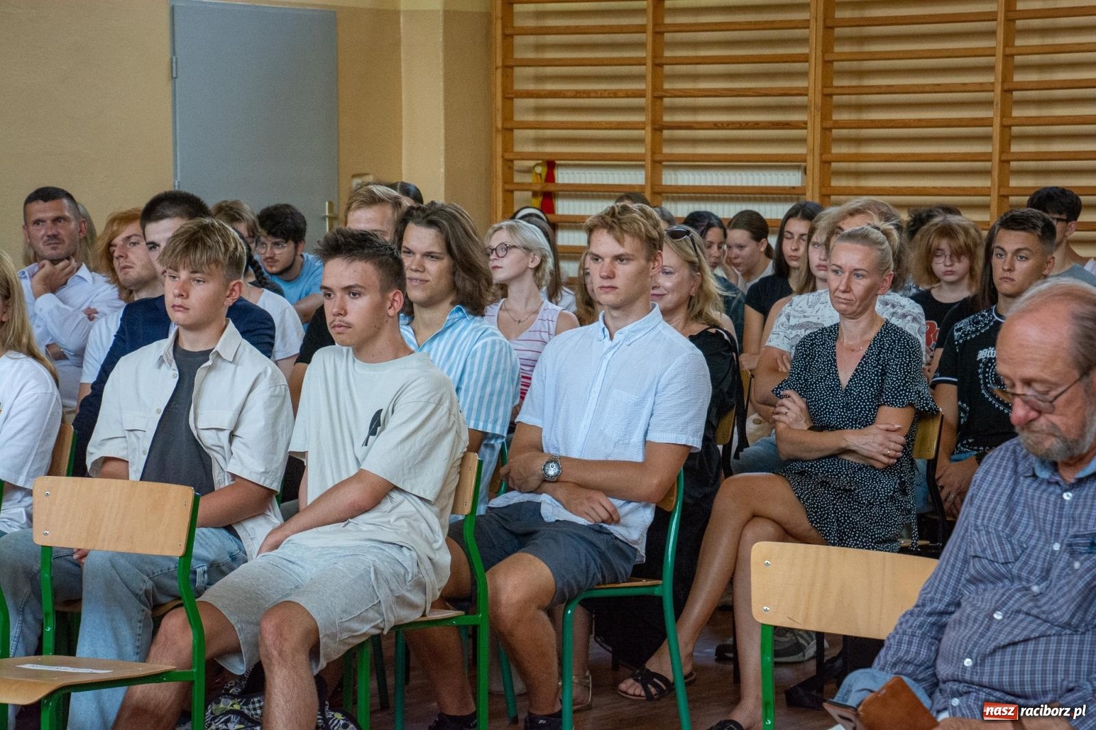 Zdjęcie w galerii na portalu naszraciborz.pl: Języka nie trzeba strzec ani hołubić - trzeba go po prostu lubić. Profesor Bralczyk w Raciborzu wiadomości z regionu