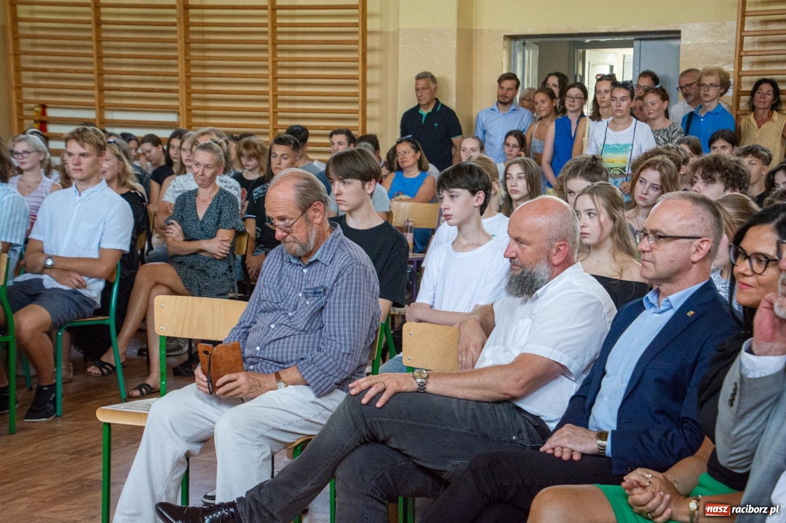 Zdjęcie w galerii na portalu naszraciborz.pl: Języka nie trzeba strzec ani hołubić - trzeba go po prostu lubić. Profesor Bralczyk w Raciborzu wiadomości z regionu