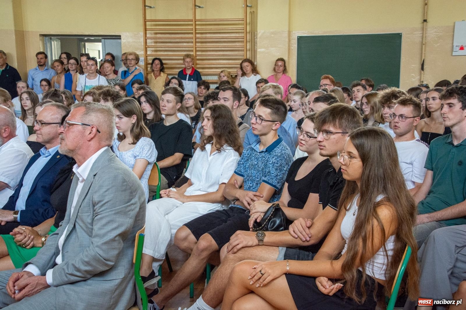 Zdjęcie w galerii na portalu naszraciborz.pl: Języka nie trzeba strzec ani hołubić - trzeba go po prostu lubić. Profesor Bralczyk w Raciborzu wiadomości z regionu