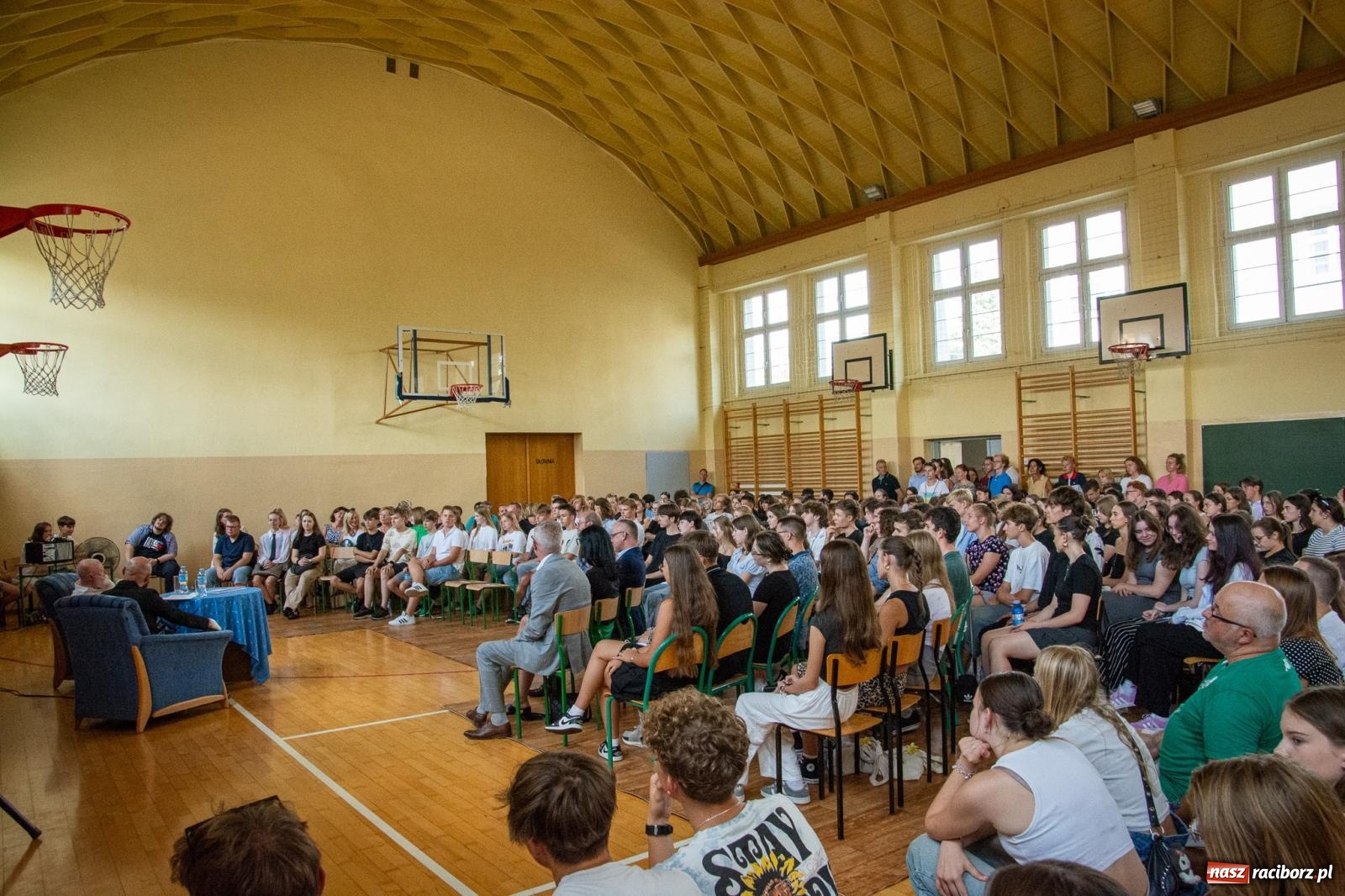 Zdjęcie w galerii na portalu naszraciborz.pl: Języka nie trzeba strzec ani hołubić - trzeba go po prostu lubić. Profesor Bralczyk w Raciborzu wiadomości z regionu