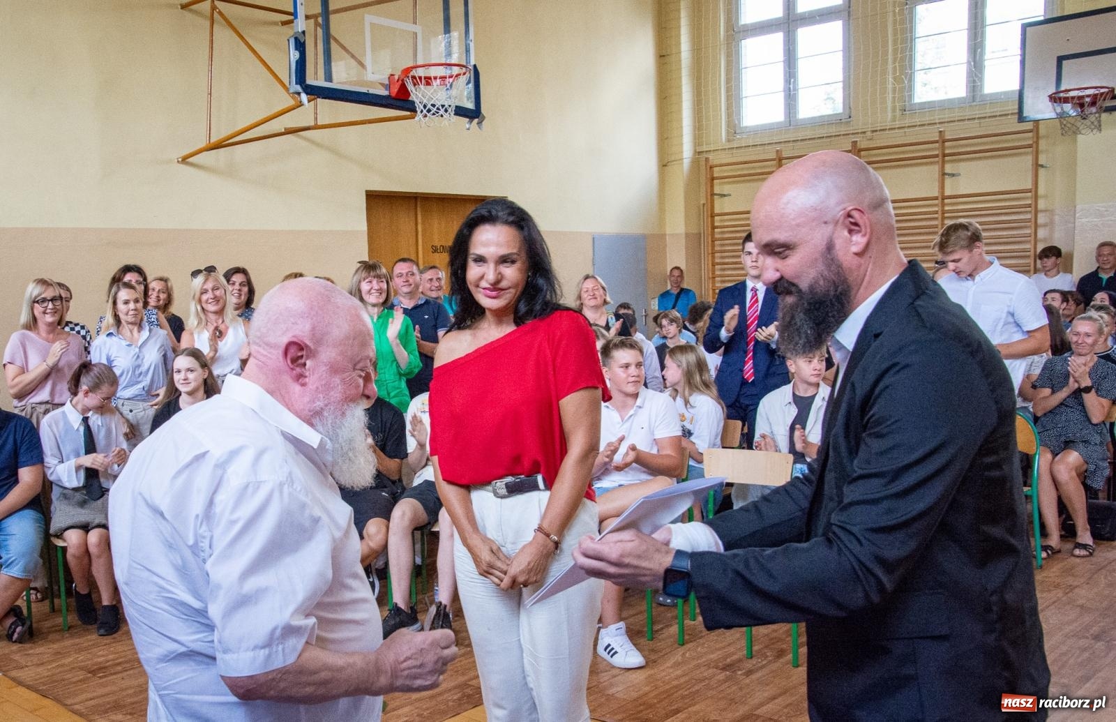 Zdjęcie w galerii na portalu naszraciborz.pl: Języka nie trzeba strzec ani hołubić - trzeba go po prostu lubić. Profesor Bralczyk w Raciborzu wiadomości z regionu