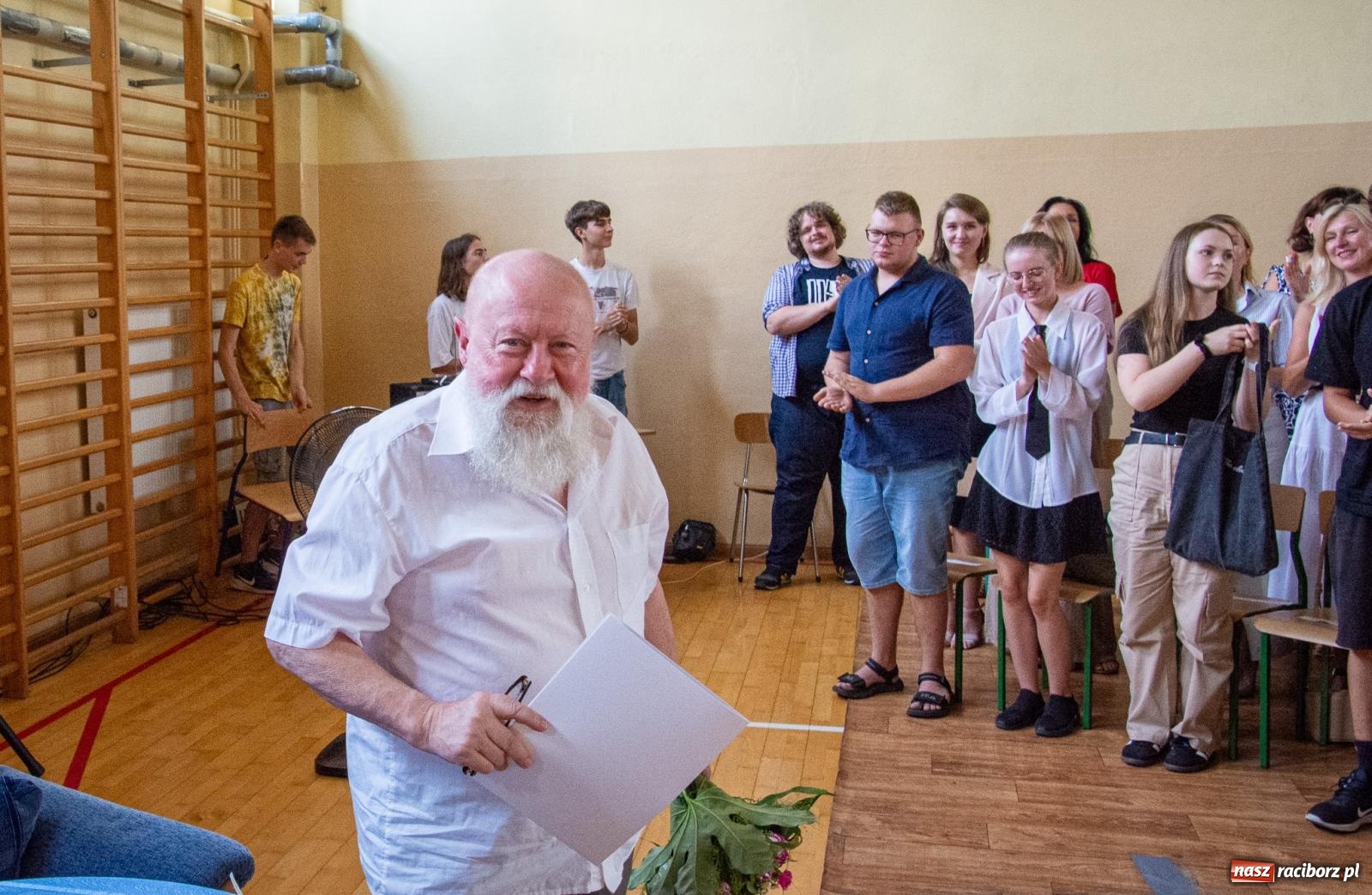 Zdjęcie w galerii na portalu naszraciborz.pl: Języka nie trzeba strzec ani hołubić - trzeba go po prostu lubić. Profesor Bralczyk w Raciborzu wiadomości z regionu