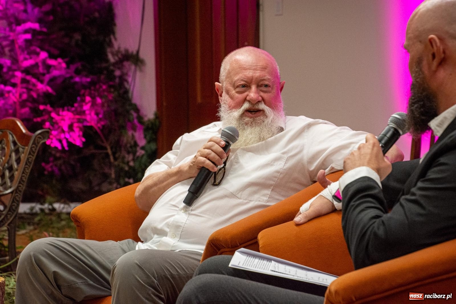 Zdjęcie w galerii na portalu naszraciborz.pl: Języka nie trzeba strzec ani hołubić - trzeba go po prostu lubić. Profesor Bralczyk w Raciborzu wiadomości z regionu