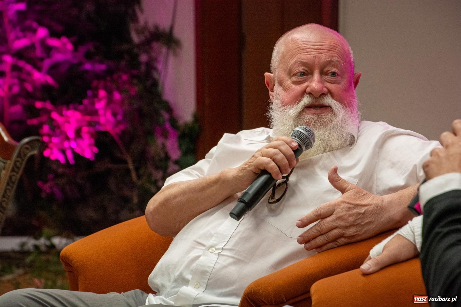 Zdjęcie w galerii na portalu naszraciborz.pl: Języka nie trzeba strzec ani hołubić - trzeba go po prostu lubić. Profesor Bralczyk w Raciborzu wiadomości z regionu