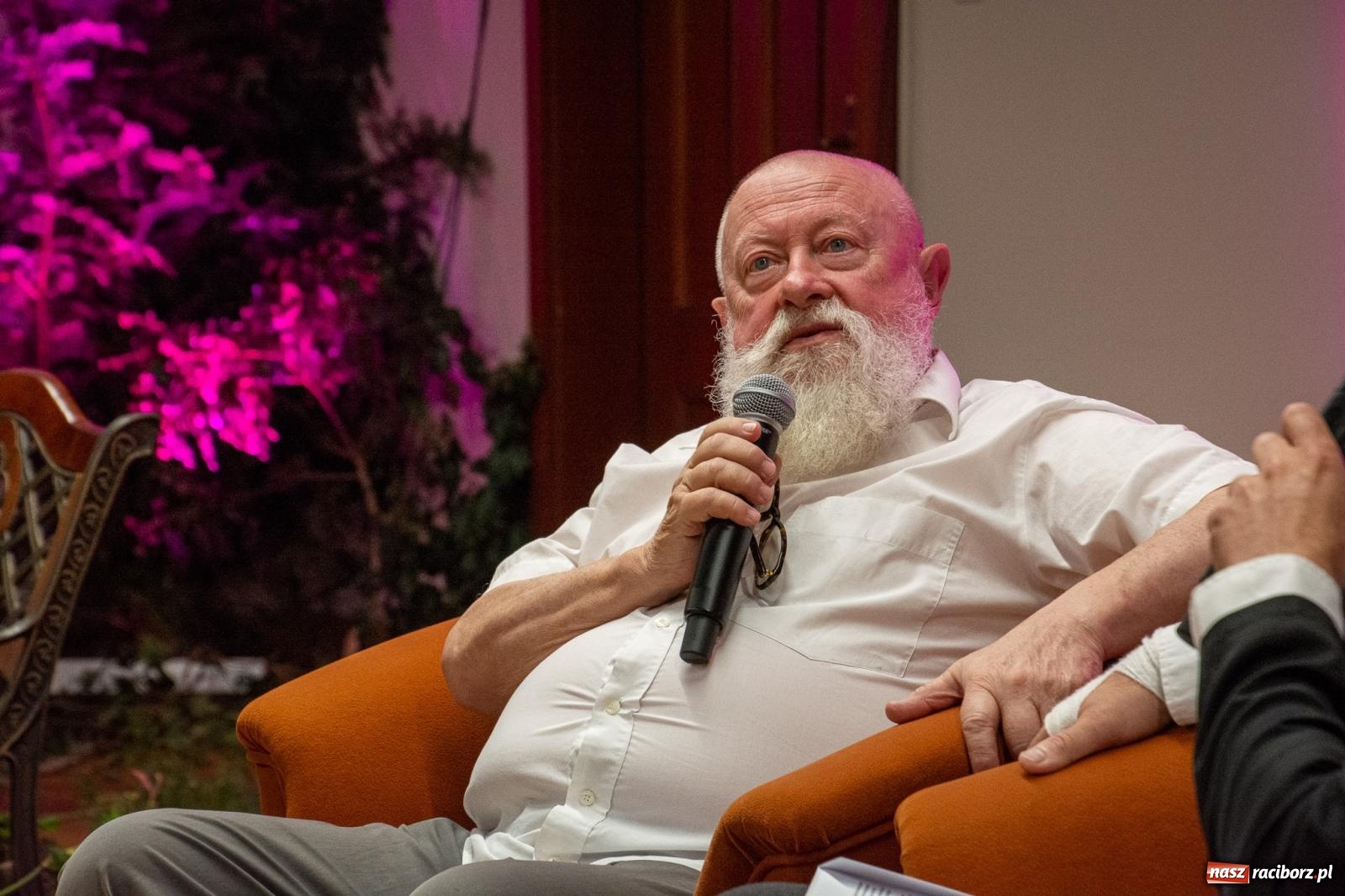 Zdjęcie w galerii na portalu naszraciborz.pl: Języka nie trzeba strzec ani hołubić - trzeba go po prostu lubić. Profesor Bralczyk w Raciborzu wiadomości z regionu