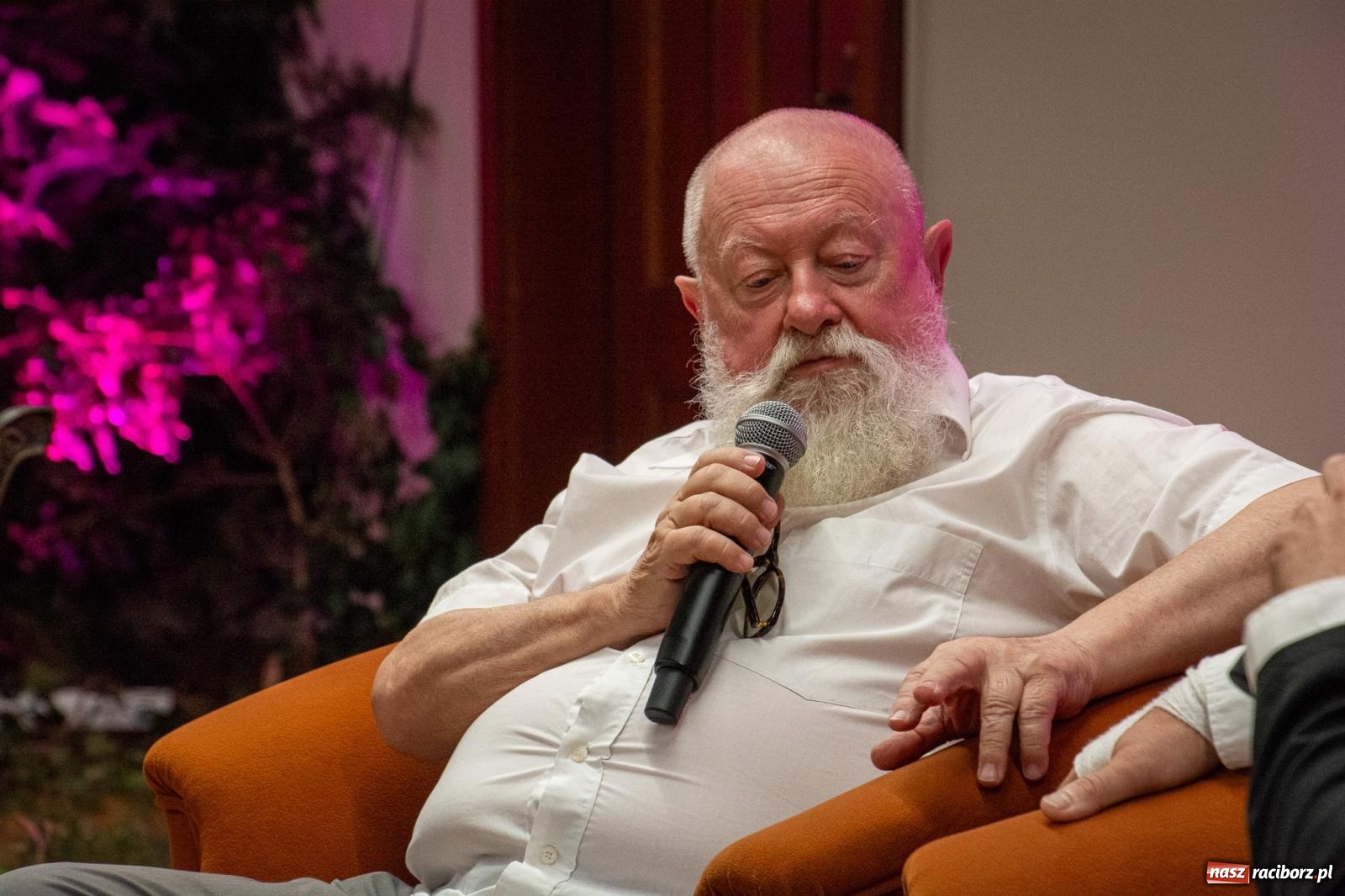 Zdjęcie w galerii na portalu naszraciborz.pl: Języka nie trzeba strzec ani hołubić - trzeba go po prostu lubić. Profesor Bralczyk w Raciborzu wiadomości z regionu