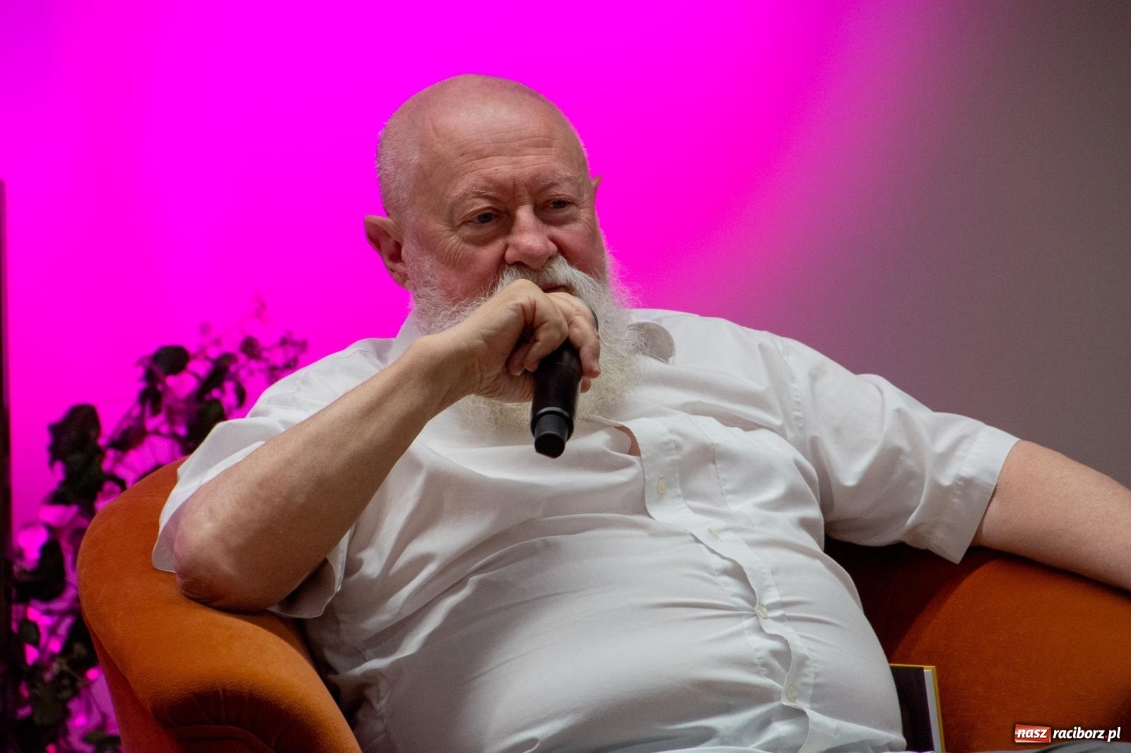 Zdjęcie w galerii na portalu naszraciborz.pl: Języka nie trzeba strzec ani hołubić - trzeba go po prostu lubić. Profesor Bralczyk w Raciborzu wiadomości z regionu